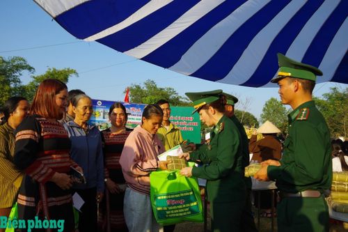 Tặng bánh chưng cho người dân đón Tết. Ảnh: Văn Tánh