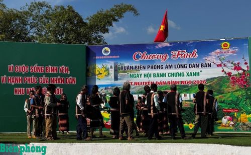 Đồng bào các dân tôc biên giới tỉnh Quảng Ngãi vui múa hát tại chương trình. Ảnh: Văn Tánh