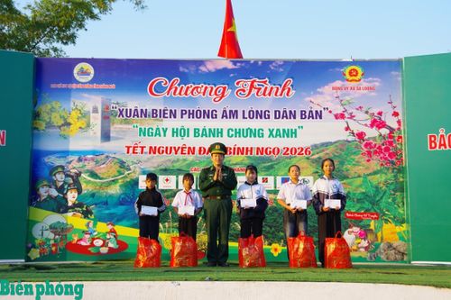 Lãnh đạo Ban Chỉ huy Bộ đội Biên phòng tỉnh Quảng Ngãi tặng quà cho học sinh trong chương trình "Nâng bước em tới trường-Con nuôi đồn biên phòng". Ảnh: Văn Tánh