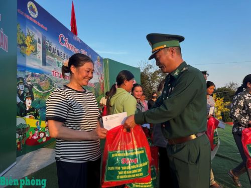 Ban tổ chức trao tặng quà cho người dân xã Sa Loong. Ảnh: Văn Tánh