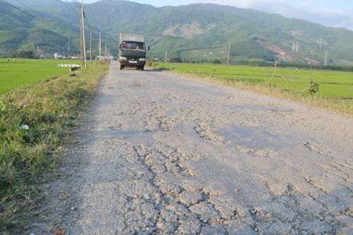 Tuyến ĐH19.ĐL qua địa bàn xã Hà Nha bị bong tróc, mất an toàn giao thông. Ảnh: CÔNG TÚ