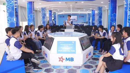 Các trường đại học trên địa bàn thành phố đang hướng đến xây dựng môi trường đại học số hiện đại. Trong ảnh: Một buổi sinh hoạt của Câu lạc bộ Công nghệ tài chính Trường Đại học Kinh tế. Ảnh: NTCC