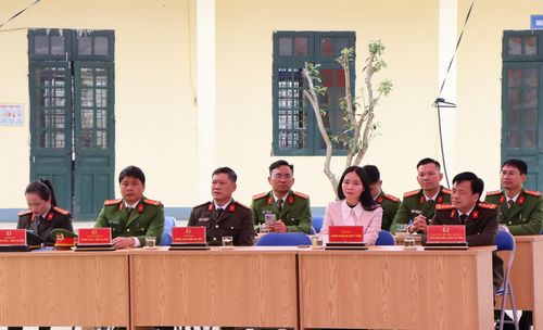 Các đại biểu dự chương trình.