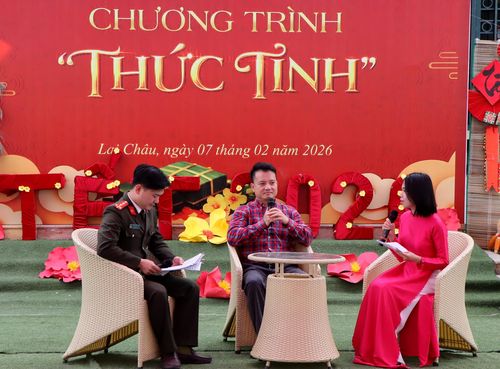 Diễn giả, nhà viết sách Tô Giang chia sẻ về những câu chuyện đời thực mà chính bản thân đã trải qua tới học viên.