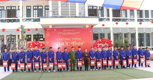 Đại diện các phòng chuyên môn Công an tỉnh trao tặng quà cho học viên có nhiều tiến bộ trong quá trình rèn luyện vươn lên.