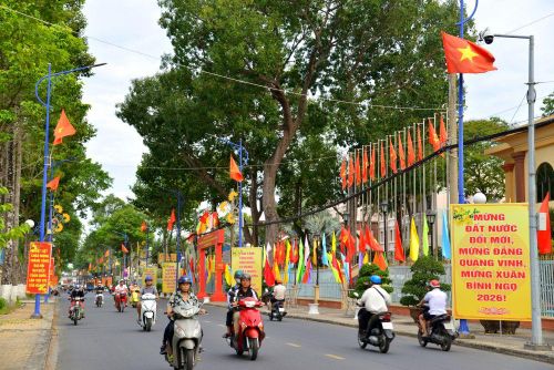 Rực rỡ trên các tuyến đường treo cờ, băng - rôn, biểu ngữ mừng Đảng quang vinh, mừng Xuân Bính Ngọ.