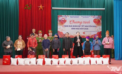 Trao quà Tết cho các hộ có hoàn cảnh khó khăn tại xã Dân Tiến.
