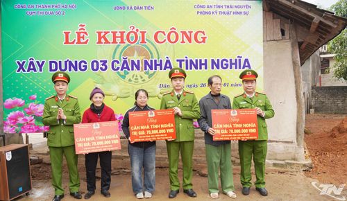Phòng Kỹ thuật hình sự Công an tỉnh Thái Nguyên phối hợp với Cụm thi đua số 2 (Công an thành phố Hà Nội) hỗ trợ xây dựng 3 nhà tình nghĩa tại xã Dân Tiến.