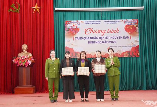 Trao tặng áo dài cho hội viên phụ nữ xã Dân Tiến.