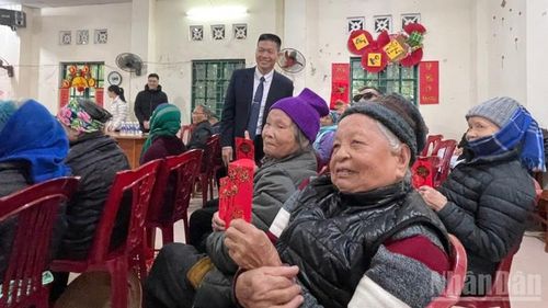  Bà con trại phong hạnh phúc khi nhận lì xì từ Giám đốc Bệnh viện. 