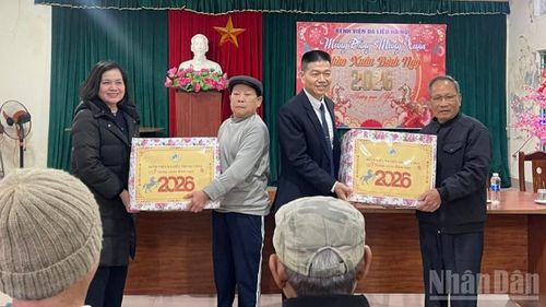  Phó Giáo sư, Tiến sĩ Lê Hữu Doanh, Giám đốc Bệnh viện Da liễu Trung ương và đại diện đơn vị tài trợ chúc Tết bệnh nhân tại trại phong. 