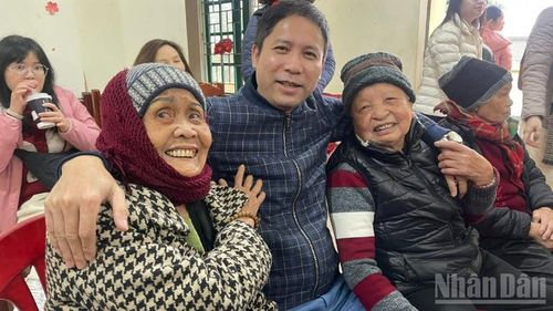  Cụ Lê Thị Dung và cụ Phạm Thị Thư mừng vui khi được đoàn cán bộ y tế bệnh viện thăm hỏi, chúc Tết. 