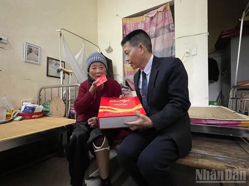 Năm qua, Bệnh viện Da liễu Trung ương cũng đã tài trợ 5 chân giả cho bệnh nhân phong tại trại phong này. 