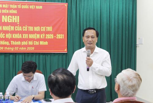  Luật sư Hà Hải trao đổi với cử tri tại hội nghị lấy ý kiến 