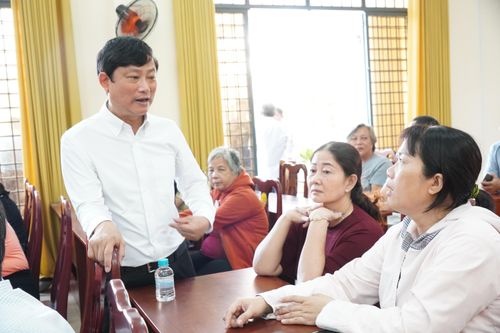  Đồng chí Võ Văn Minh trao đổi với cử tri tại hội nghị 