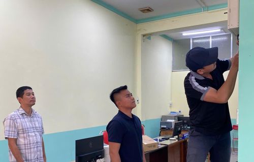 Cán bộ Phòng Kỹ thuật hình sự Công an tỉnh Vĩnh Long kiểm tra hệ thống báo động khẩn cấp có kết nối với công an nơi gần nhất tại tổ chức tín dụng trên địa bàn xã Cầu Kè.