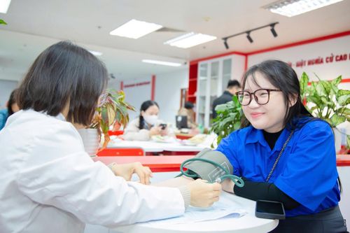Trong tâm thức người Việt, ngày 23 tháng Chạp là ngày ông Công, ông Táo về chầu trời, báo cáo những việc tốt đẹp của mỗi gia đình trong suốt một năm. Từ nét văn hóa truyền thống ấy, ngày 8/2/2026, Đoàn Thanh niên Viện Huyết học – Truyền máu Trung ương đã tổ chức chương trình hiến máu “Từ trái tim xanh – Trao Tết an lành”, như một lời nhắc nhẹ nhàng nhưng đầy ý nghĩa: Trước khi bước sang năm mới, hãy dành cho cộng đồng một việc thiện lành.