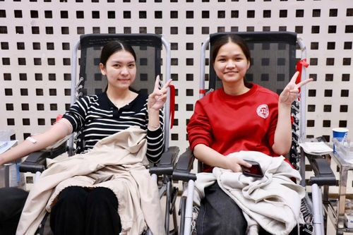Từ sáng sớm, Nguyễn Thị Thủy (sinh năm 2004, Mỹ Đình, Hà Nội) đã cùng bạn thân có mặt để đăng ký hiến máu. Đây là lần thứ tư Thủy tham gia hiến máu tình nguyện. “Chúng mình đặt mục tiêu mỗi năm sẽ đi hiến máu cùng nhau ít nhất một lần. Mỗi lần hiến máu đều cảm thấy rất vui và tự hào vì đã làm được một việc có ích cho xã hội. Mình hy vọng sẽ có nhiều người trẻ hơn nữa tham gia hiến máu”, Thủy chia sẻ.
