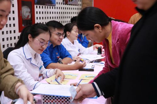 Khi nhu cầu truyền máu tăng cao, trong khi nguồn tiếp nhận thường sụt giảm vì người dân bận rộn công việc, các y, bác sĩ, nhân viên y tế của Viện không chỉ miệt mài đồng hành cùng người bệnh trên hành trình điều trị mà còn chủ động tuyên truyền, vận động hiến máu, trực tiếp trao đi từng đơn vị máu để duy trì dòng chảy sự sống.