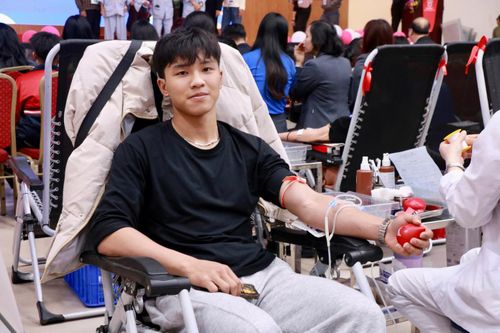 Mưa rét không ngăn được những bước chân thiện nguyện. Bạn Hoàng Quốc Thuận (Phú Diễn, Hà Nội) cho biết đã xuất phát từ nhà lúc 7 giờ kém sáng. “Thời tiết có chút không thuận lợi nhưng việc hiến máu cứu người không thể chậm trễ. Mỗi lần hiến máu, mình đều cảm thấy vui, háo hức và tự hào vì đã làm được một việc tốt”, Thuận nói.