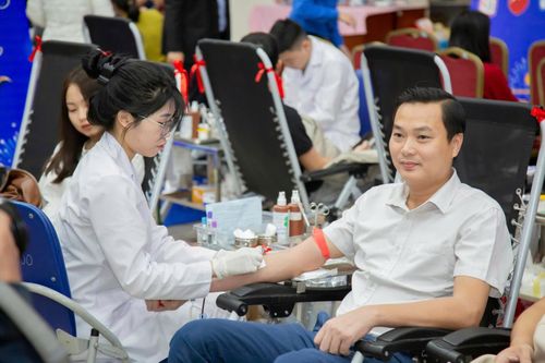 Nhiều người dân đội mưa đến hiến máu trước ngày ông Công, ông Táo.