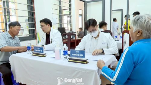 Đoàn bác sĩ Bệnh viện Đại học Y Dược Thành phố Hồ Chí Minh khám bệnh cho người dân xã Thuận Lợi. Ảnh: Cẩm Nhung