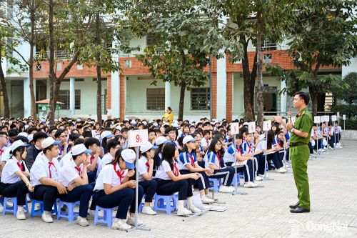 Trung tá Đoàn Bá Huy, cán bộ Phòng Cảnh sát quản lý hành chính về trật tự xã hội, Công an tỉnh Đồng Nai thông tin nhanh các quy định pháp luật về quản lý, sử dụng pháo cho học sinh. Ảnh: Phạm Quang