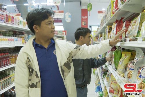 Người dân đến mua sắm tại Trung tâm Thương mại Đ&amp;T Plaza Sơn La. 