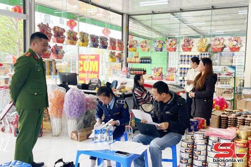 Đoàn kiểm tra liên ngành của tỉnh kiểm tra chất lượng và nguồn gốc hàng hóa tại xã Phù Yên.