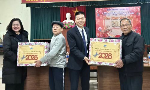 Đoàn công tác Bệnh viện Da liễu Trung ương thăm, chúc Tết và tặng quà cho bệnh nhân phong tại Khu điều trị phong Cơ sở 3 (xã Phú Cát, Hà Nội) ngày 9/2/2026.