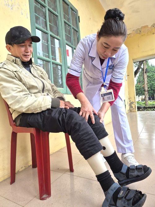 Ông Đặng Đình Úy vui mừng vì có đôi chân giả mới giúp việc đi lại, sinh hoạt thuận tiện hơn.