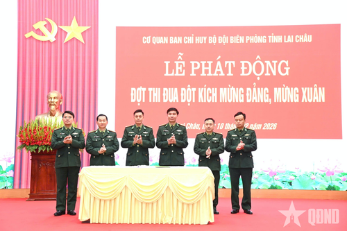 Đại diện các đơn vị ký kết nội dung giao ước thi đua.