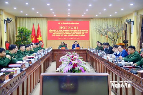 Đồng chí Phùng Thành Vinh - Ủy viên Ban Chấp hành Đảng bộ tỉnh, Phó Chủ tịch UBND tỉnh và Đại tá Nguyễn Công Lực, Chỉ huy trưởng Ban Chỉ huy BĐBP tỉnh đồng chủ trì tại điểm cầu tỉnh Nghệ An. Ảnh: Lê Thạch