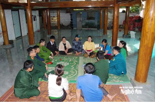 Ban Chỉ huy Quân sự xã Quế Phong cùng các ban ngành thăm động viên thanh niên lên đường nhập ngũ. Ảnh: Sỹ Đức