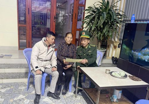 Bí thư Đảng ủy, Chính trị viên Đồn Biên phòng Trà Cổ cùng với Trưởng khu Tràng Lộ tuyên truyền pháp luật cho giáo dân. Ảnh: Nguyễn Quý.