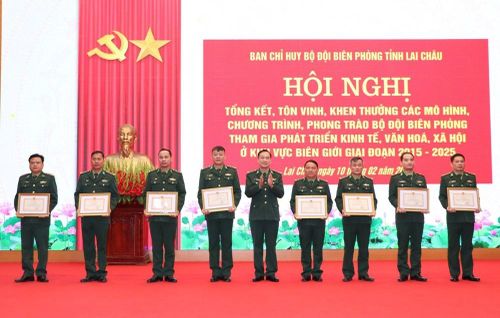 Trao tặng Giấy khen cho tập thể, cá nhân có thành tích xuất sắc trong triển khai các mô hình, chương trình, phong trào giai đoạn 2015 - 2025