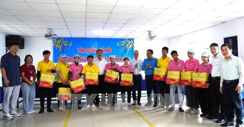 Trao quà của lãnh đạo Đảng, Nhà nước nhân dịp Tết Nguyên Đán Bính Ngọ 2026 cho đoàn viên, người lao động Chi nhánh Công ty CP ĐTXD Toàn Lộc Gò Quao. Ảnh: Văn Sĩ - TTXVN