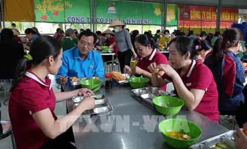 "Bữa cơm Công đoàn" ấm áp, nghĩa tình. Ảnh: Lê Huy Hải - TTXVN