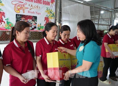 Lãnh đạo Tổng LĐLĐ Việt Nam tặng quà tết cho công nhân, người lao động. Ảnh: Lê Huy Hải - TTXVN