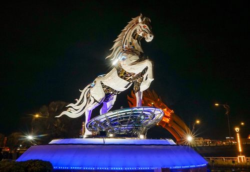 Mô hình ngựa máy “Kim Mã 4.0” lên đèn vào buổi tối tại bờ tây sông Hàn. Ảnh: XUÂN SƠN