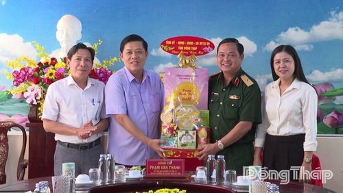 Thiếu tướng Phạm Văn Thanh chúc tết, tặng quà cho Đảng ủy xã Tân Hồng.