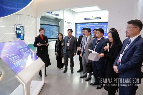 Thành viên đoàn công tác tỉnh Lạng Sơn tham quan Trung tâm Hợp tác ứng dụng trí tuệ nhân tạo Trung Quốc - ASEAN trong khuôn khổ chương trình Gặp gỡ đầu Xuân 2026 và Hội nghị lần thứ 17 Ủy ban Công liên hợp