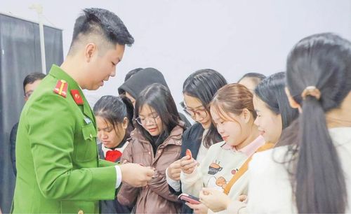 Công an phường An Cựu phát móc khóa in số điện thoại Công an phường cho người dân