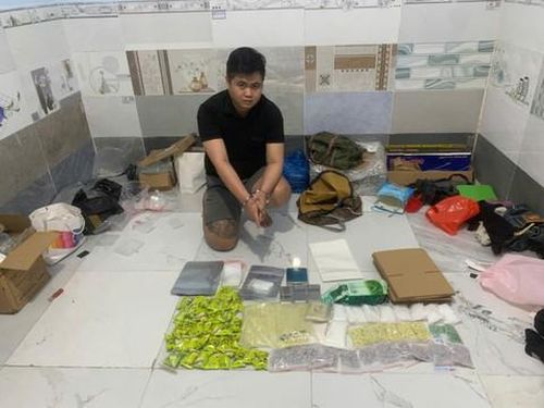 Đối tượng Huỳnh Tấn Lộc cùng tang vật ma túy bị công an bắt giữ