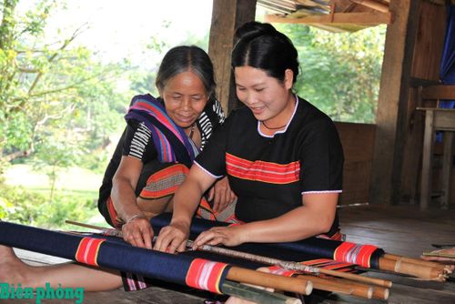Nghệ nhân dân tộc Cơ Tu thành phố Đà Nẵng truyền nghề dệt thổ cẩm cho lớp trẻ. Ảnh: Hoàng Anh