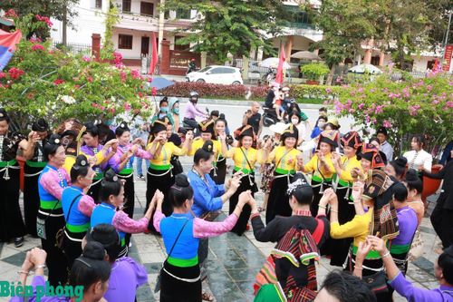 Đồng bào dân tộc Thái tỉnh Điện Biên vui múa xòe trong ngày xuân. Ảnh: Gia Minh