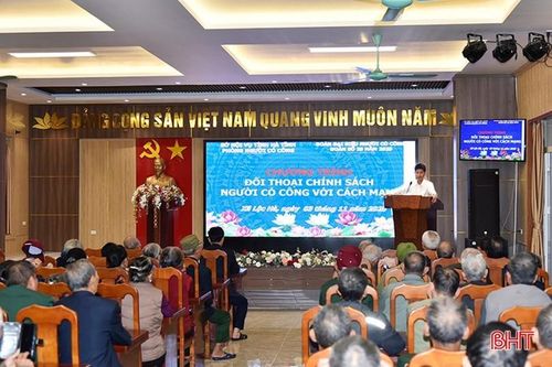 Cán bộ Phòng Người có công (Sở Nội vụ) tiếp thu, giải đáp kiến nghị, đề xuất của đại biểu liên quan đến quá trình thực hiện các chính sách đối với người có công với cách mạng.