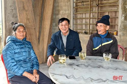 Cán bộ thôn Mỹ Lâm, xã Cẩm Duệ thường xuyên đến thăm hỏi, chia sẻ động viên bà Trần Thị Tịnh.