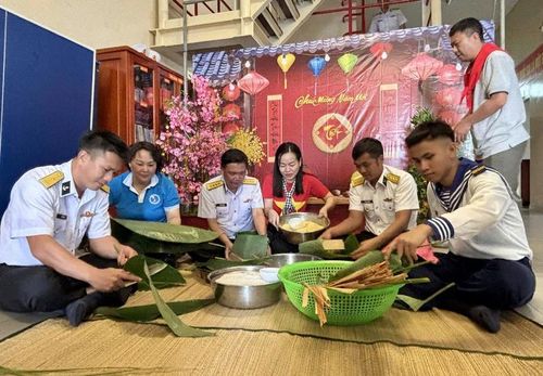 Cán bộ, chiến sĩ gói bánh chưng ở Nhà giàn DK1/9 - Ảnh: VGP/DK1