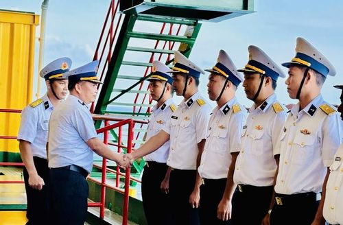 Đại tá Lê Hồng Quang, Phó Chủ nhiệm chính trị Vùng 2 Hải quân, Trưởng đoàn công tác số 2 chúc tết cán bộ, chiến sĩ Nhà giàn DK1 - Ảnh: VGP/DK1